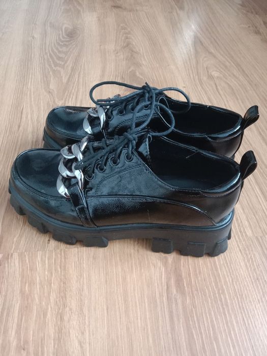 Жіночі лакові туфлі