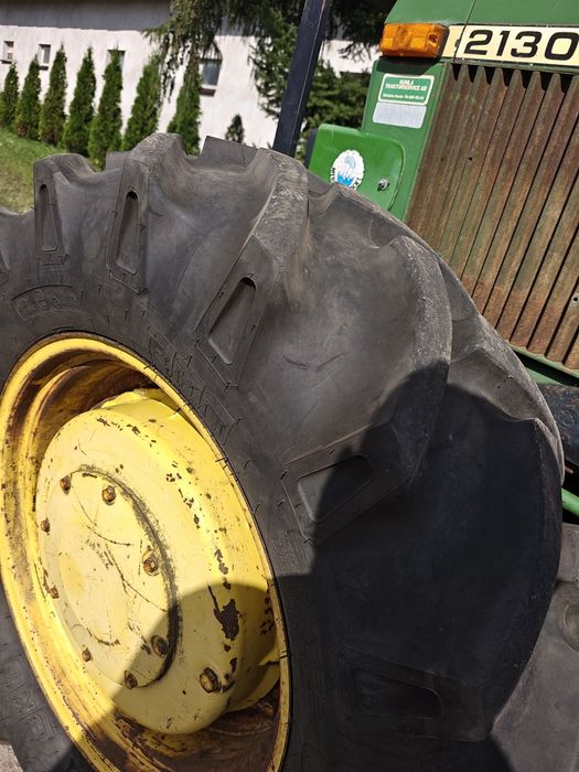 John Deere 2130 4x4 z ładowaczem