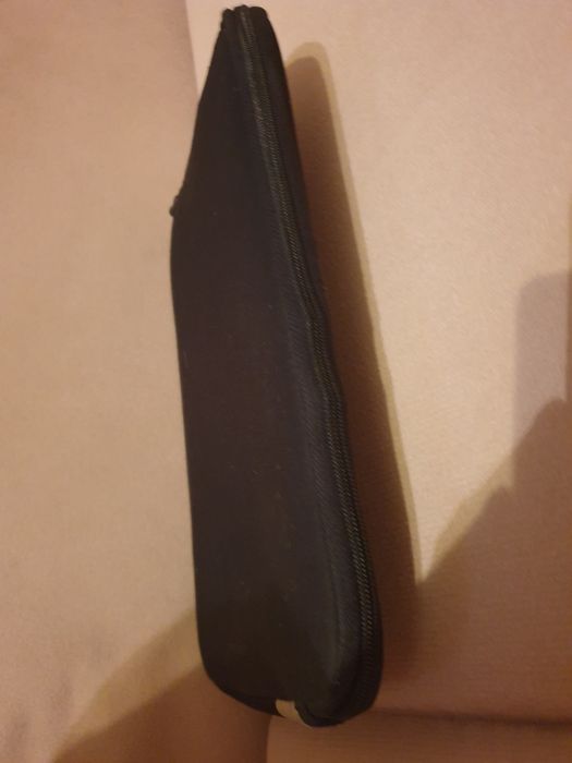 Etui czarne na tablet 10 cali.