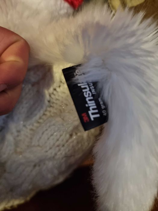 Biała czapka z pomponem