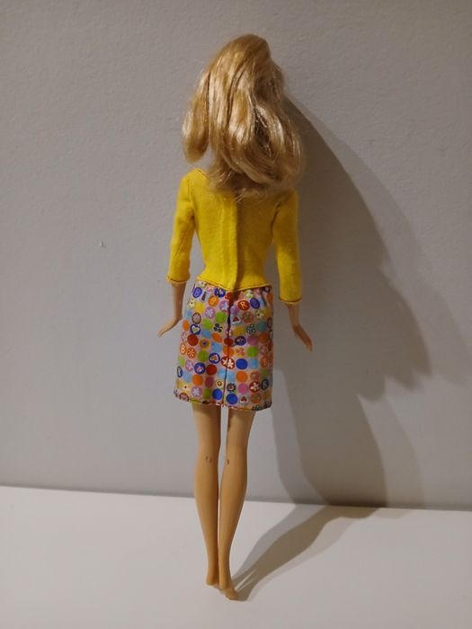 Barbie original com vestido