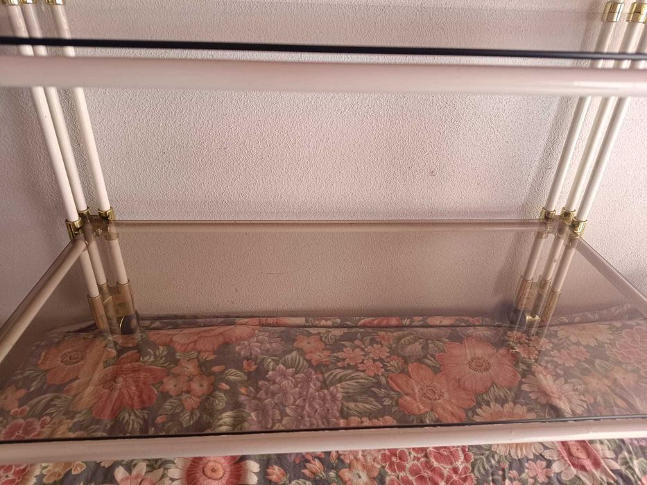 Estante de vidro com rodinhas