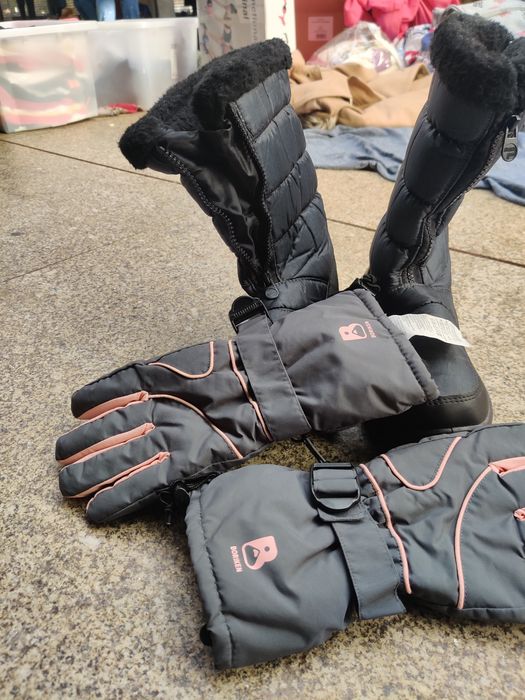 Botas e luva da neve