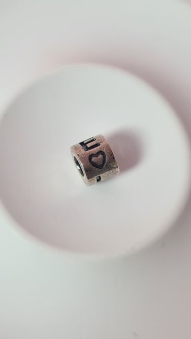 Srebrny charms koralik napis love serce 925