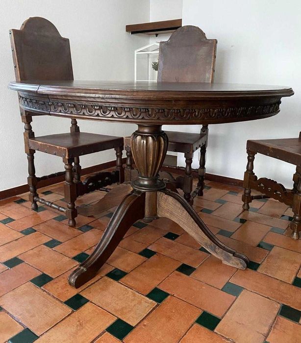 Mesa de Sala e Cadeiras em Pele