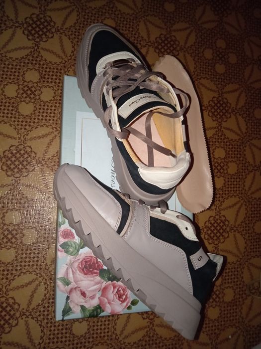 Кроссовки женские