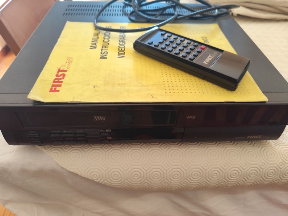 Leitor e gravador de vídeo VHS da marca Firstline