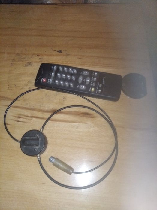 Пульт і маленька антена.
