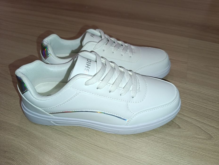 Białe nowe adidaski