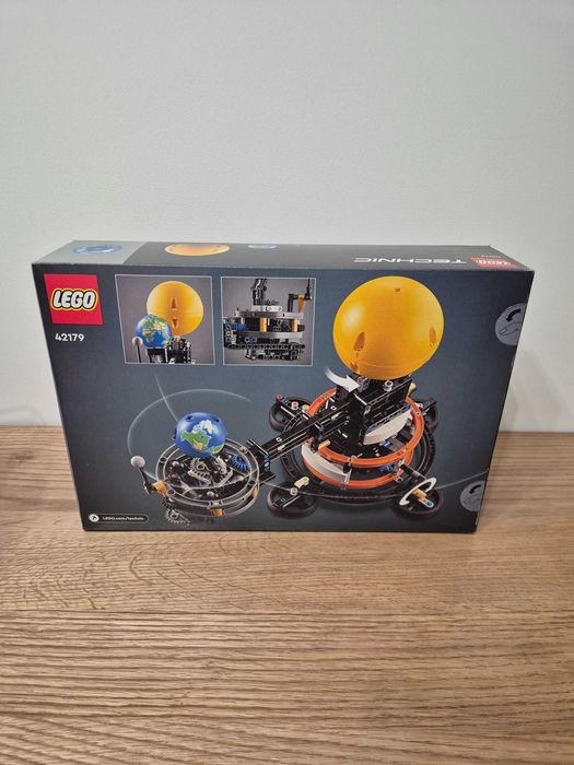 Lego 42179 - Planeta Ziemia i Księżyc na orbicie