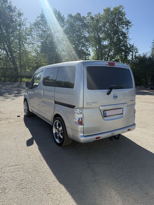 Ніссан Єнв200 з Норвегіі