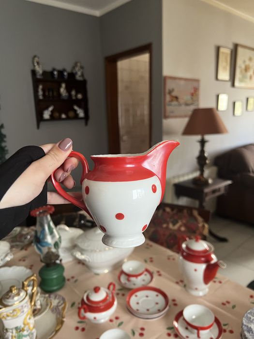 Vista Alegre | Serviço de Café  | Padrão Vermelho com Bolinhas