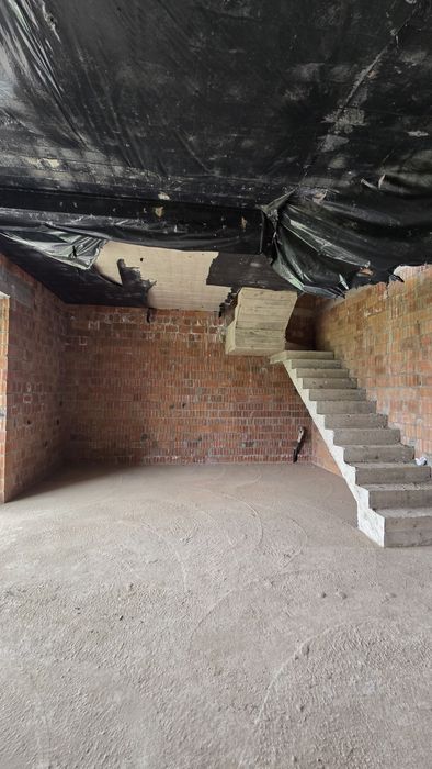 Продається крайній таунхаус 5 км від майдану.