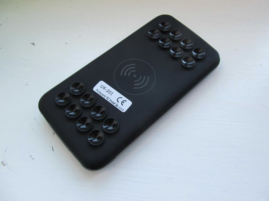 Повербанк 10000 mAh с функцией беспроводной зарядки.