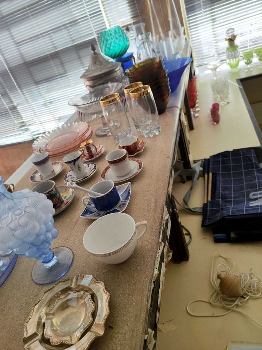 Lote de muitas peças de porcelana, vidro e outros