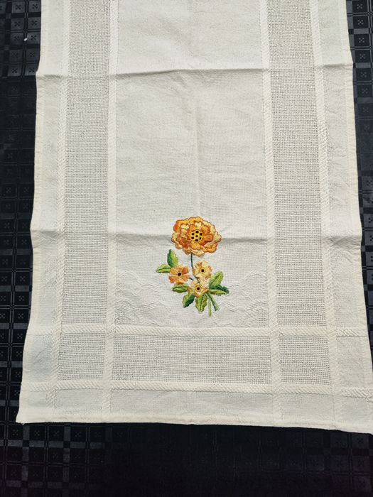 Pano decorativo com um lindo bordado