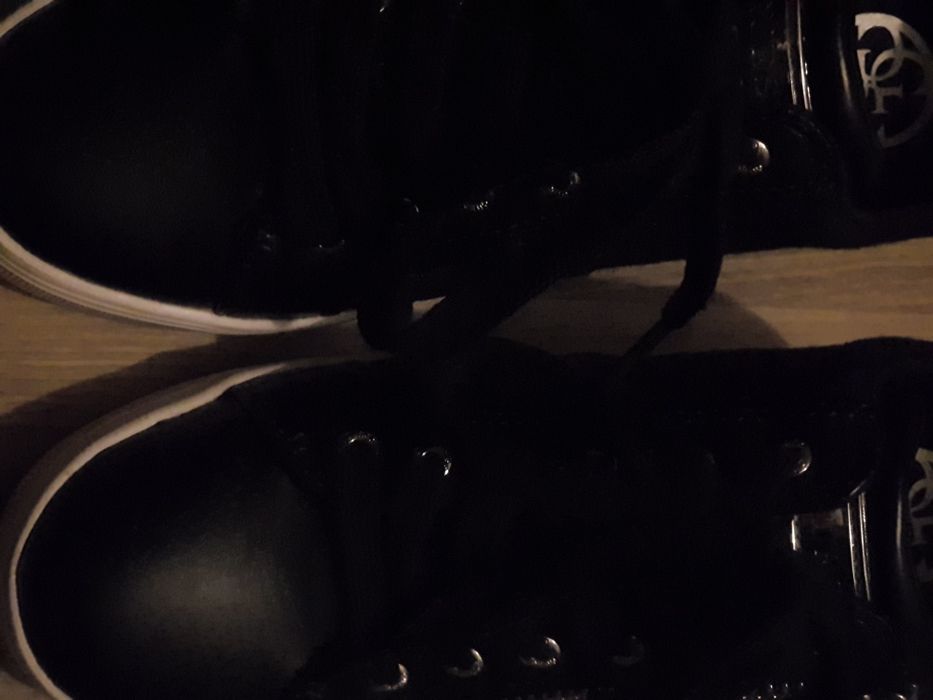 Sapatilhas Guess pretas, compensadas atrás