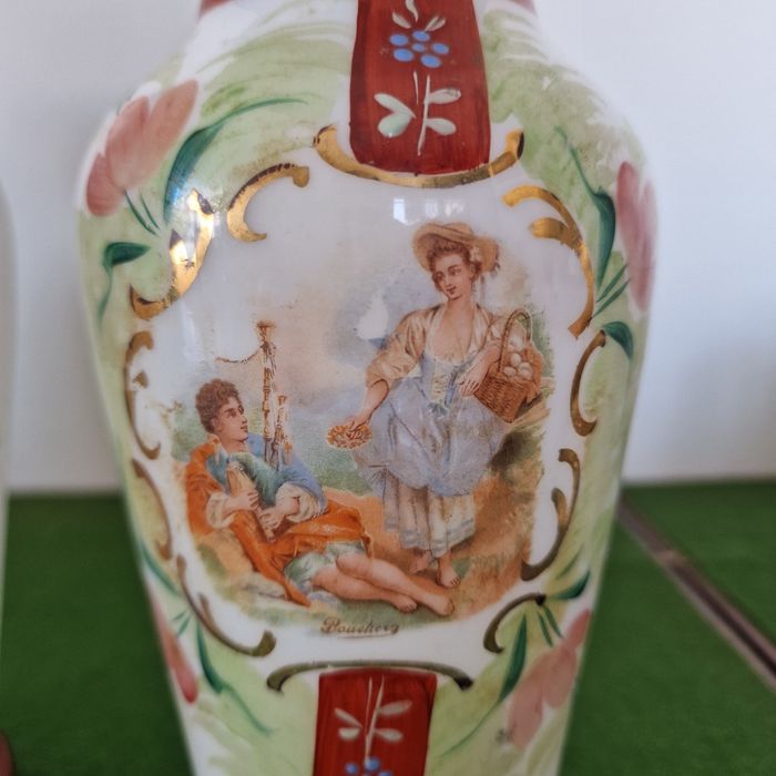 Par de jarras em vidro opalino com cenas de galanteio