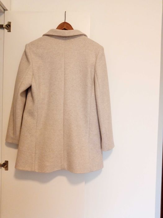 Casaco bege com botões castanhos