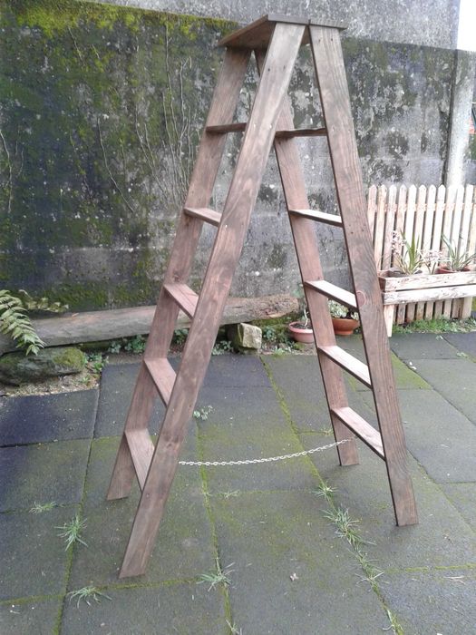 Escadote decorativo/Estante