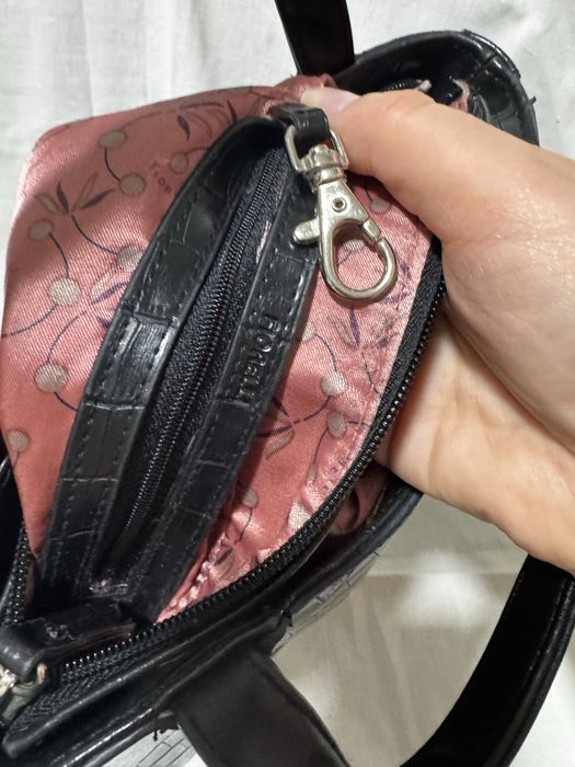 Сумочка бренду Fiorelli с тисненням під крокодила.