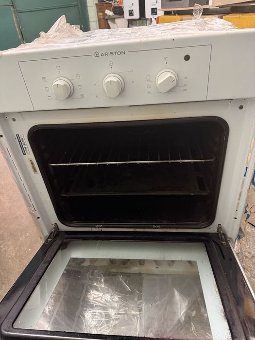 Продам духовку Ariston