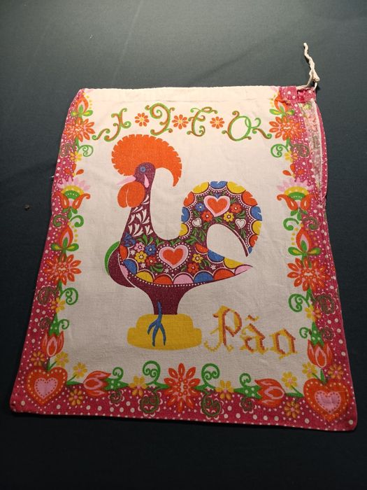 4 sacos de pão com cerca de 70 anos