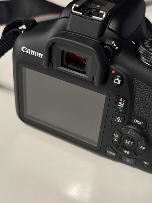 Canon EOS 2000D plus obiektyw