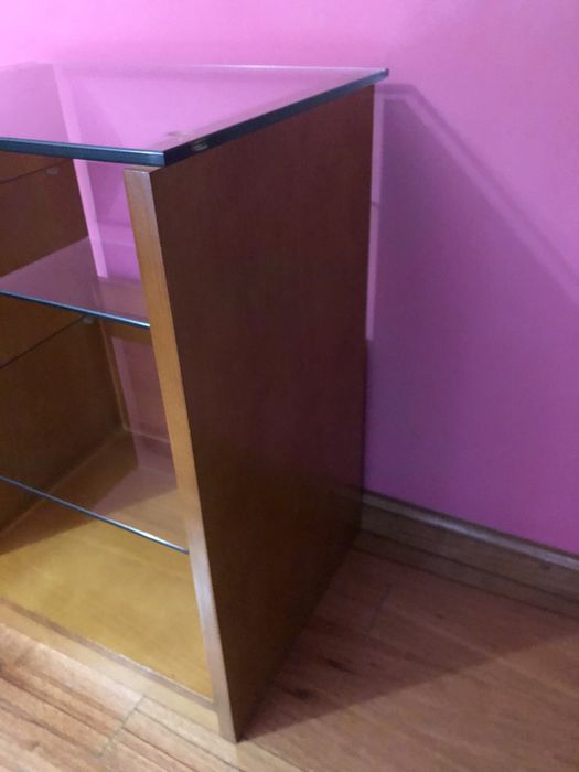 Móvel multiuso com prateleiras de vidro