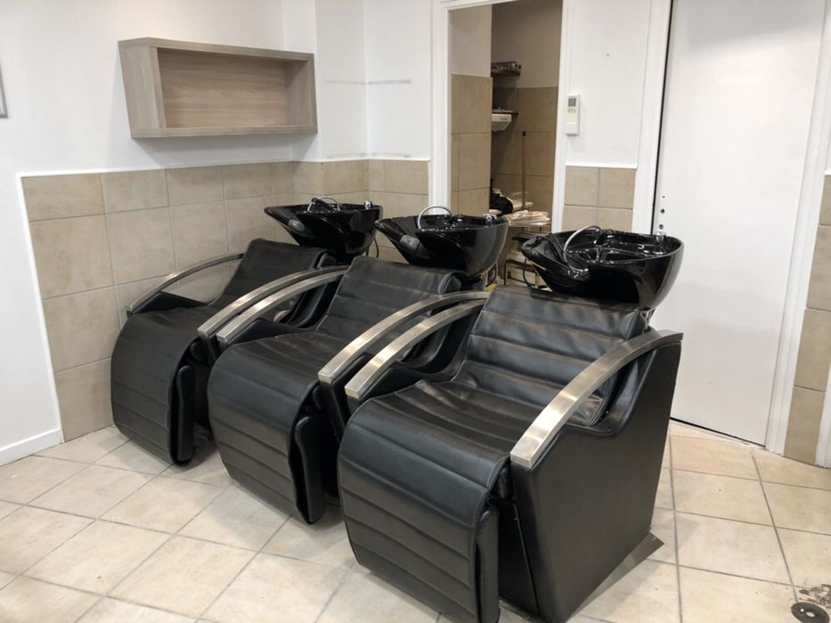 Cadeiras e rampas de lavagem de cabeleireiro em Armazem