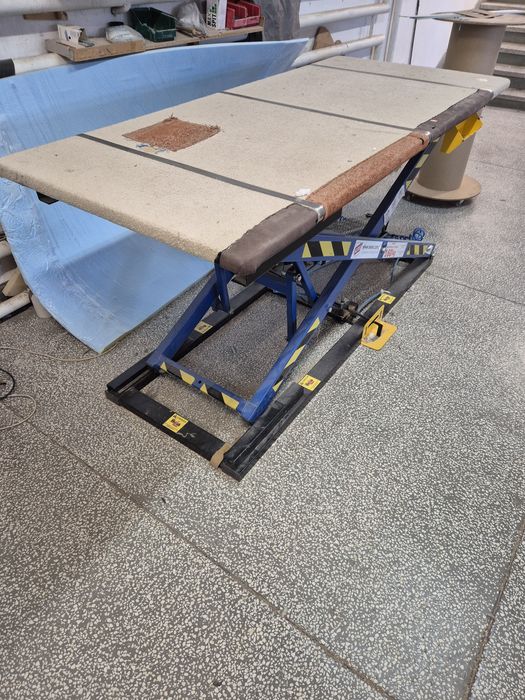 Pneumatyczny stół tapicerski