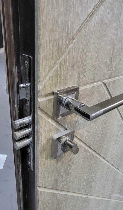 Продаю металеві зовнішні двері