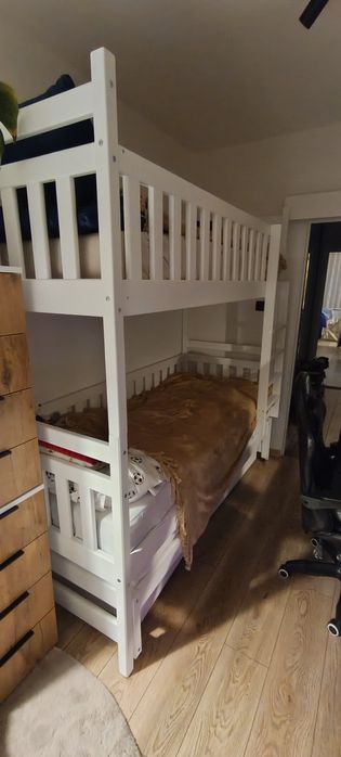 Łóżko piętrowe z szufladami i dodatkowym łóżkiem