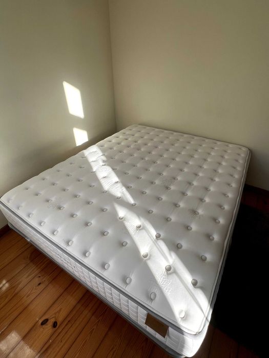 Colchão Queen Size Infinity Pocket em ótimo estado