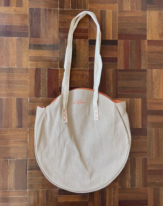 Mala circular bege e laranja