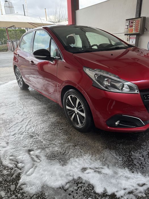 Peugeot 208 vermelho rubi