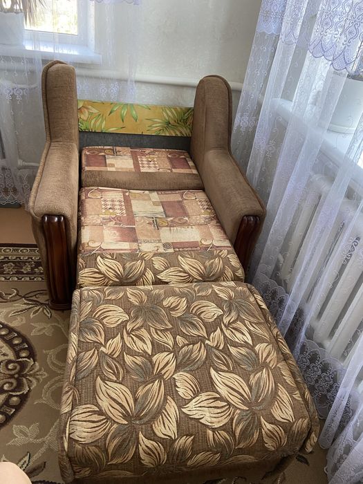 Продам два спальних крісла