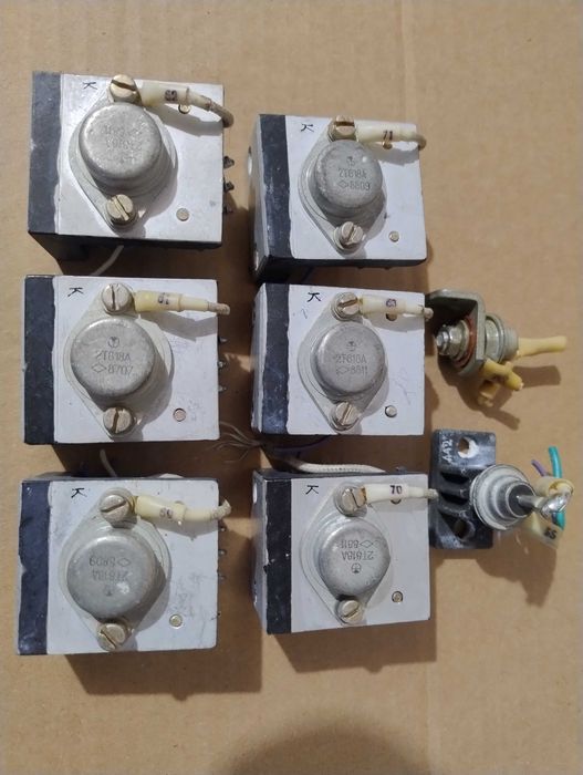 Продам ,транзисторы 2Т818А, КТ801, КТ814 и др.  на радиаторах и без одним лотом.