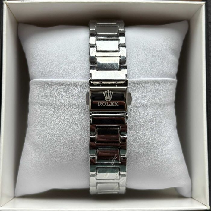 Жіночий годинник на браслеті Rolex срібного кольору з робочою датою