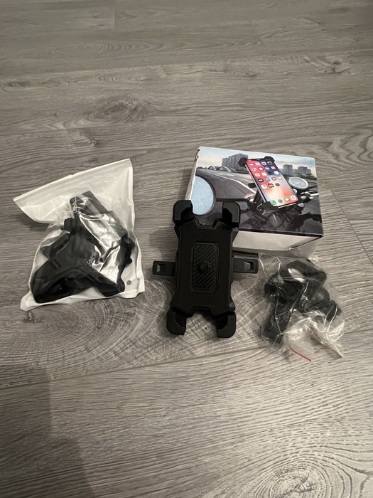 Тримачі телефонів як на руль так і на шолом є два види