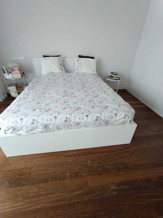 Cama e mesinhas de cabeceira