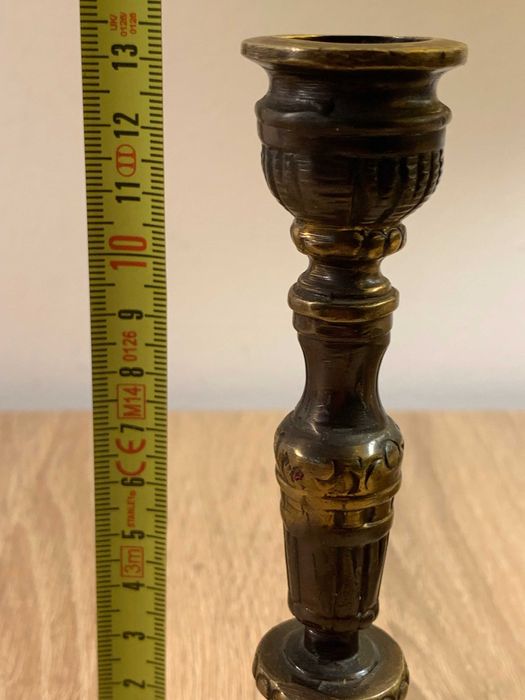 antyk świecznik z brązu zdobiony