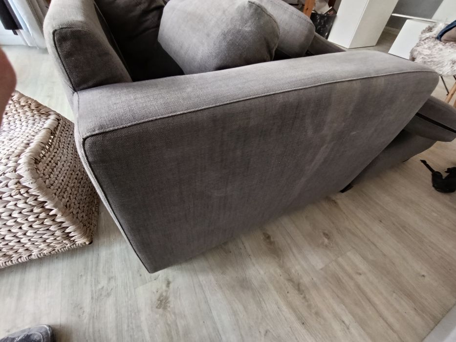 O sofá. Usada. Precisa de limpeza.