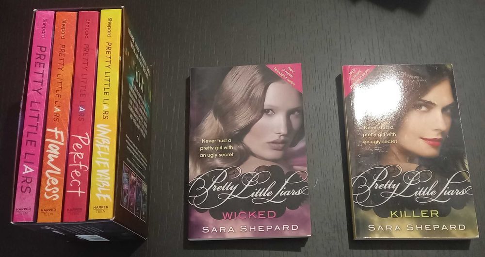 6 Volumes da saga pretty little liars, de sara sheppard (inglês)