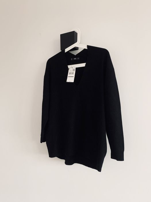 Sweter czarny dekolt V w serek Mango basic