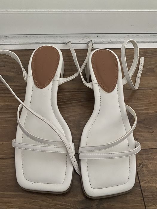 Białe sandałki na słupku 38