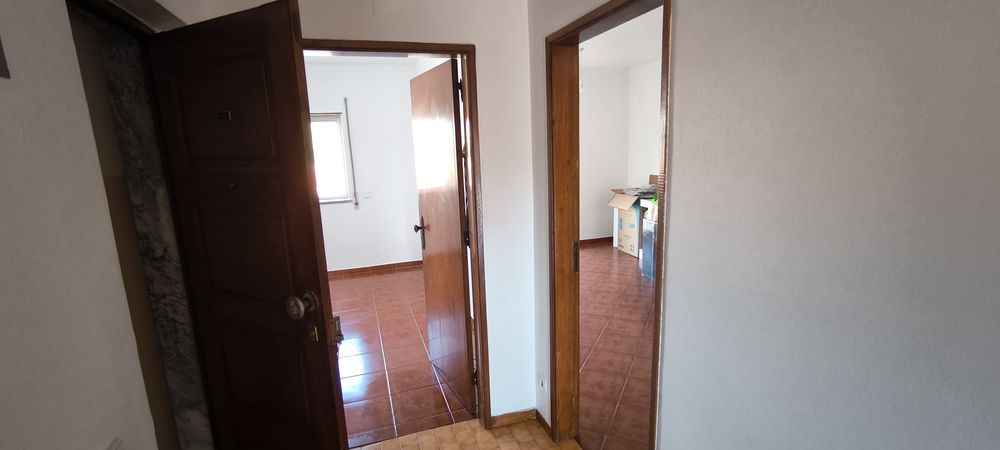 Alugo Apartamento T2  - Estação Parque de Exposições, Lousã