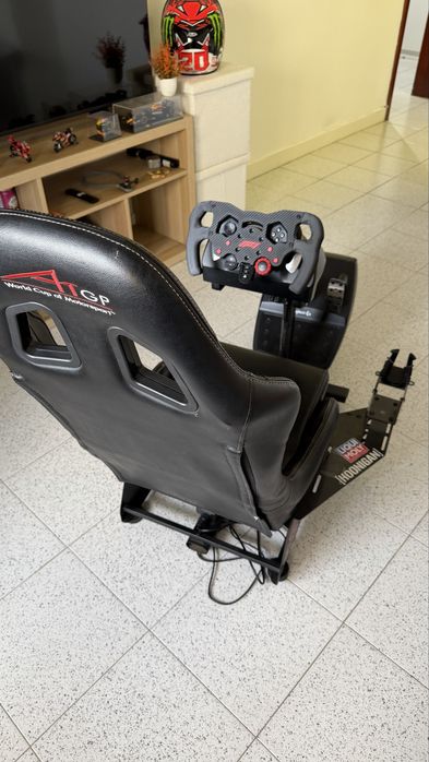 Cockpit PlaySeat + Logitech G29 com volante personalizado