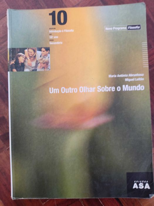 Livros escolares de diferentes anos de ensino e disciplinas