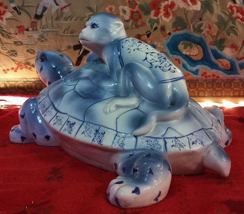 Bonita e grande escultura em Porcelana Chinesa, Tartaruga dando Boleia a Macaco. peça encontra-se em excelente estado, mede, 38,cm,x,20.cm,x,18,cm. .